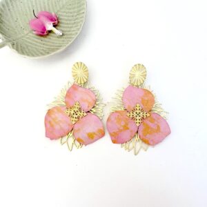 boucles d oreille dorees a l or fin avec un petale d hortensia rose saumon style boheme chic pour oreilles percees ou sur clip