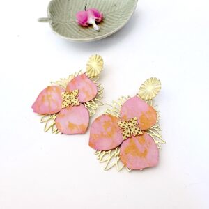 boucles d oreille dorees a l or fin avec un petale d hortensia rose saumon style boheme chic pour oreilles percees ou sur clip