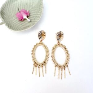 boucles d oreilles ovales dorees a l or fin avec des petites baguettes pendantes et un clou ondule