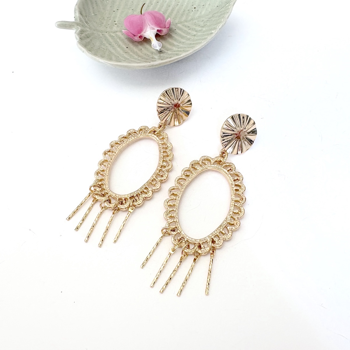 boucles d oreilles ovales dorees a l or fin avec des petites baguettes pendantes et un clou ondule