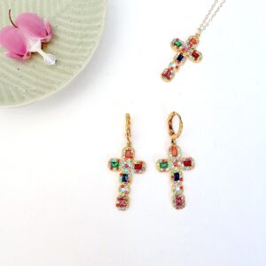 collier en forme de croix avec des petits éclats de verre multicolores chaine plaque or