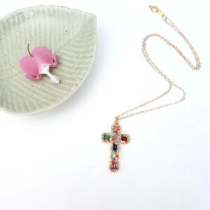 collier en forme de croix avec des petits éclats de verre multicolores chaine plaque or