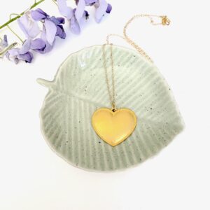 collier chaine plaque or et pendentif coeur dore a lor fin style minimaliste epure