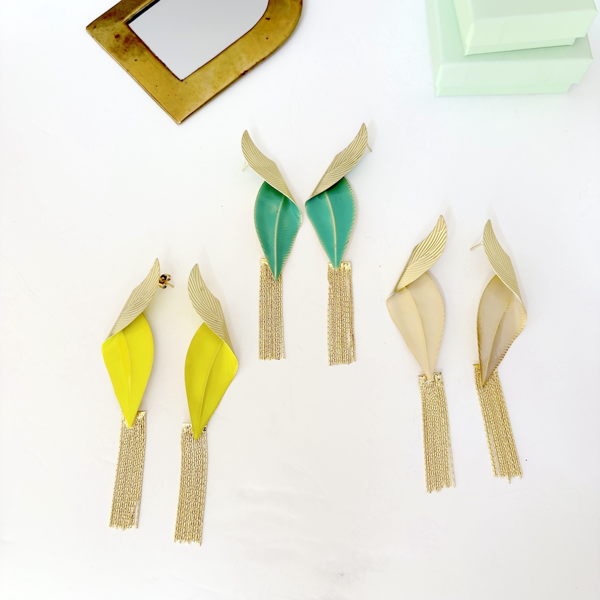 boucles d oreille tout en longueur dorees a l or fin couleurs vives style haute couture