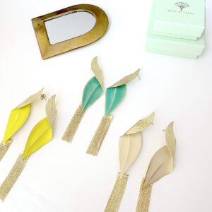 boucles d oreille tout en longueur dorees a l or fin couleurs vives style haute couture