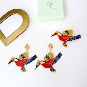 boucles d oreille en forme d oiseau tres originales emaillees aux couleurs rouge bleu marine et moutarde clou dore a l or fin modele original
