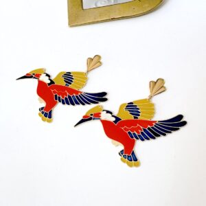 boucles d oreille en forme d oiseau tres originales emaillees aux couleurs rouge bleu marine et moutarde clou dore a l or fin modele original