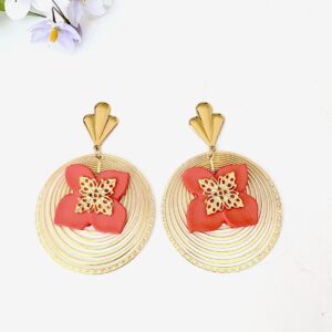 boucles d'oreilles élégantes dorées à l'or fin avec un joli bouton corail dans un style sophistiqué