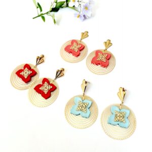 boucles d'oreilles élégantes dorées à l'or fin avec un joli bouton corail dans un style sophistiqué pour oreilles percées ou clip