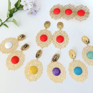 barrette doree a l or fin avec des cabochons rose fluo montee sur barrette ou peigne