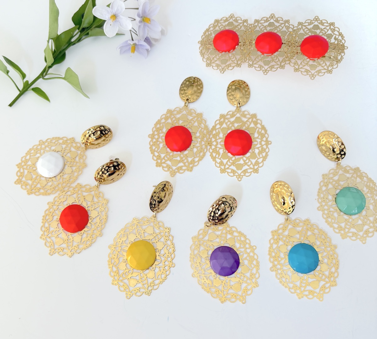 barrette doree a l or fin avec des cabochons rose fluo montee sur barrette ou peigne