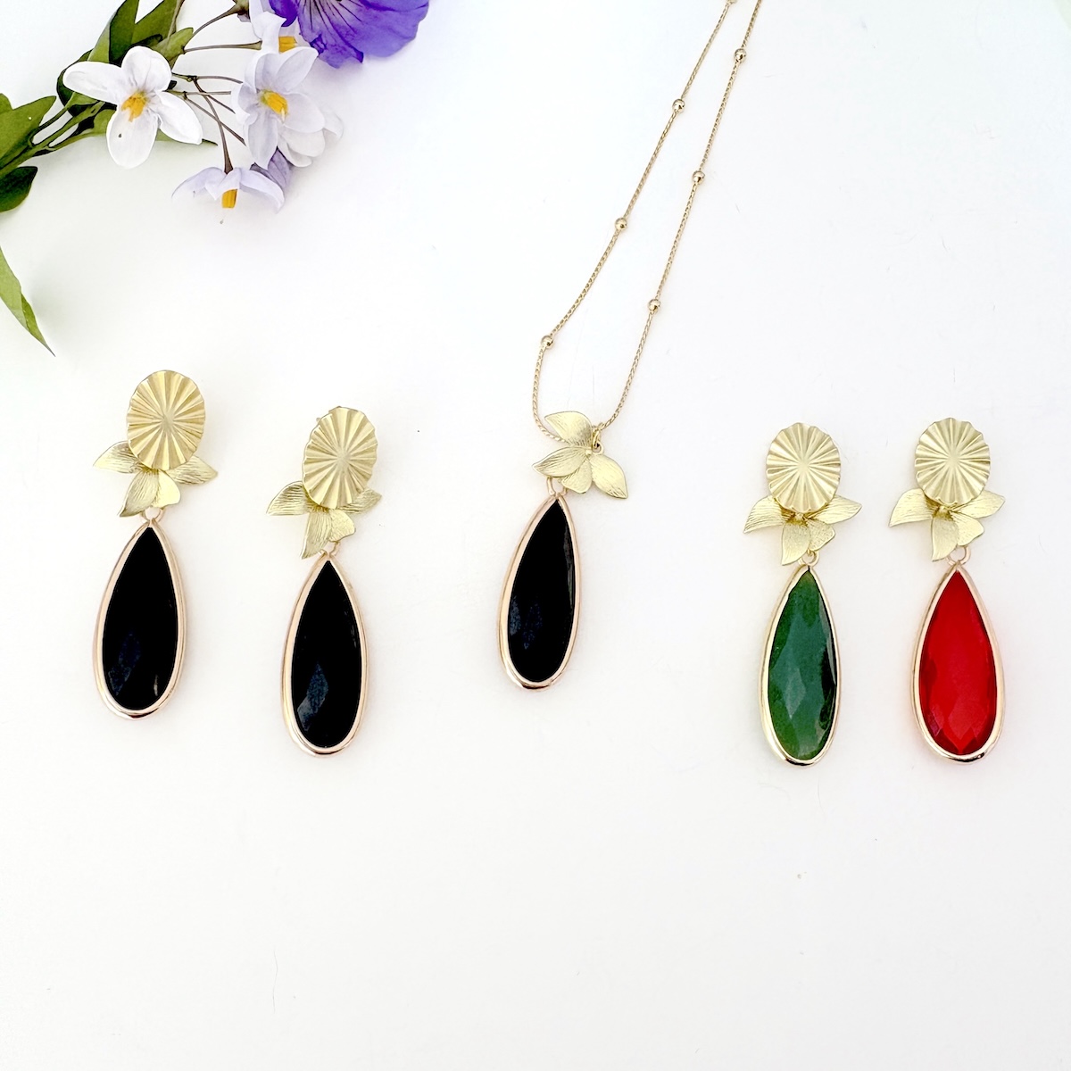 boucles d oreille dore a l or fin tout en longueur avec une attache doree a l or fin mate et une goutte en verre noire style ulta elegant et chic