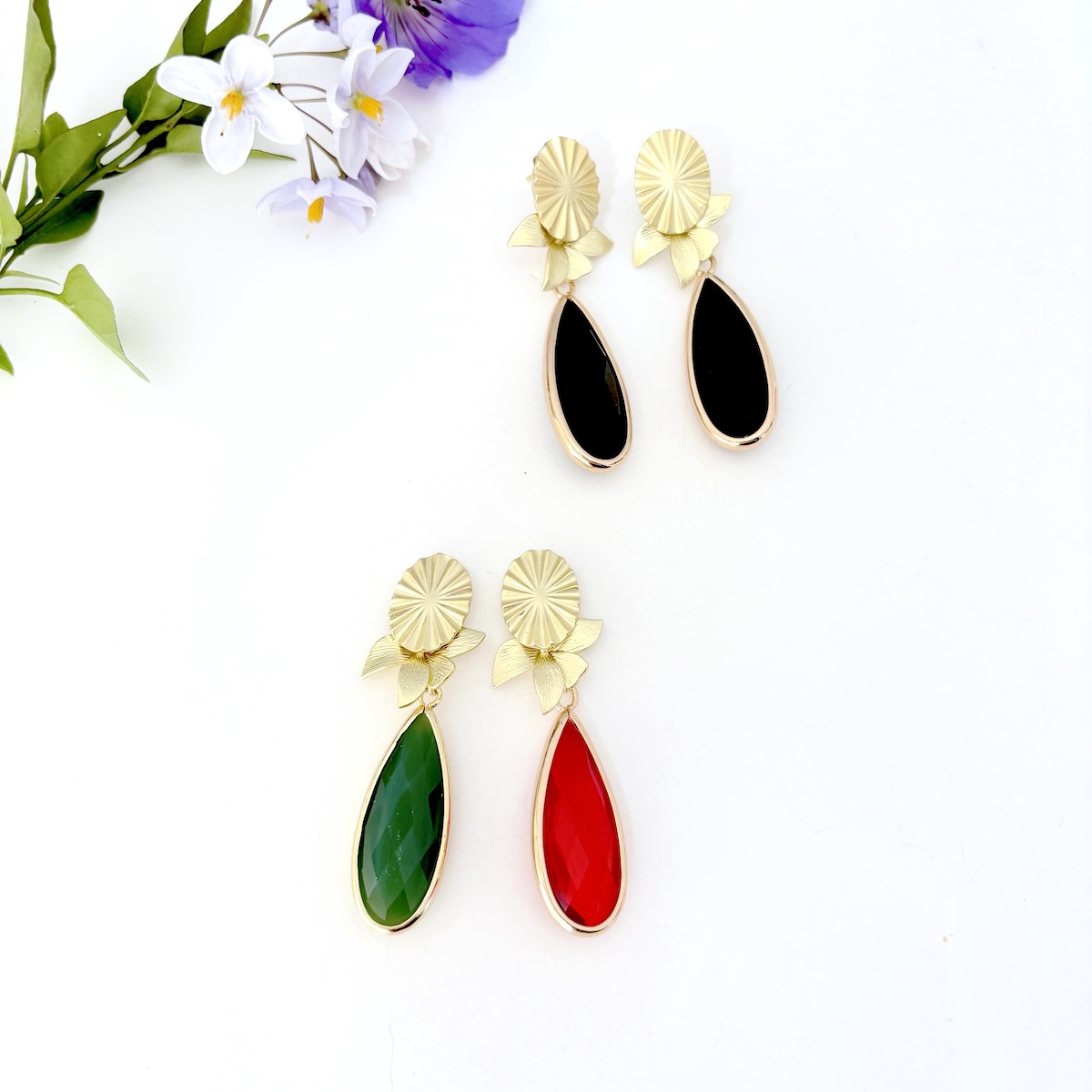 boucles d oreille dore a l or fin tout en longueur avec une attache doree a l or fin mate et une goutte en verre noire style ulta elegant et chic
