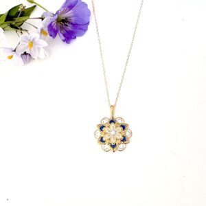 collier emaille bleu et blanc en forme de fleur style nature et boheme dore a l or fin