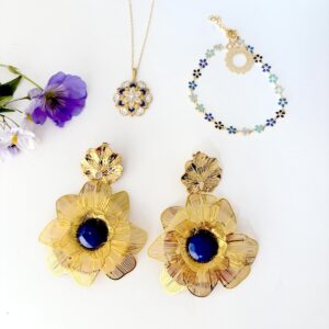 collier emaille bleu et blanc en forme de fleur style nature et boheme dore a l or fin
