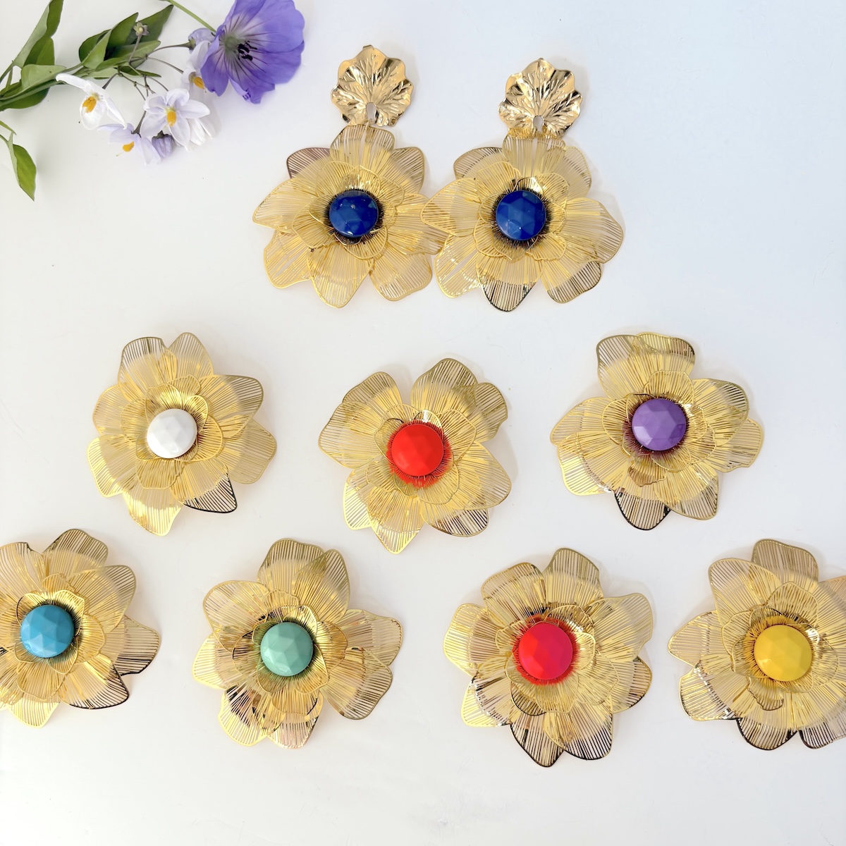 boucles d'oreilles xxl dorées à l'or fin et très légères personnalisables avec 8 couleurs au choix style mariage et grandes occasions