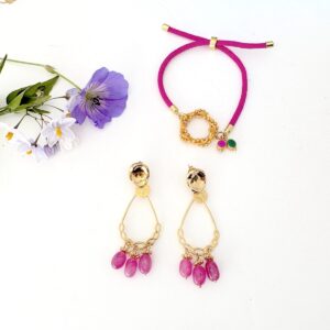 boucles d oreille dorees a l or fin avec des jolies pierres rose fuschia boucles pendantes elegantes
