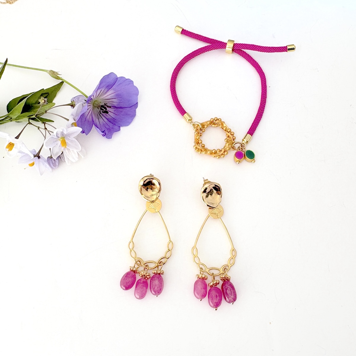 boucles d oreille dorees a l or fin avec des jolies pierres rose fuschia boucles pendantes elegantes