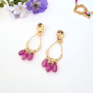 boucles d oreille dorees a l or fin avec des jolies pierres rose fuschia boucles pendantes elegantes