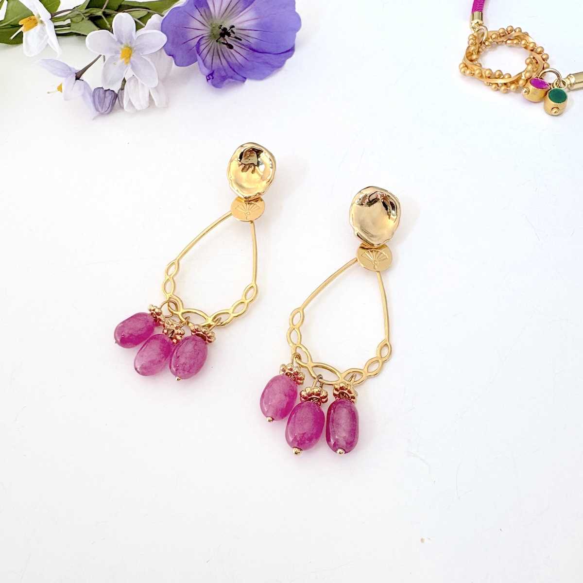 boucles d oreille dorees a l or fin avec des jolies pierres rose fuschia boucles pendantes elegantes