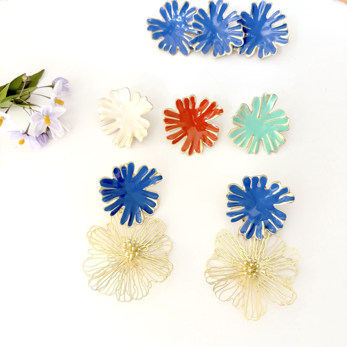 boucles doreille 3 en 1 personnalisable avec un clou émaillé bleu outremer et un pendentif doré à l'or fin très léger