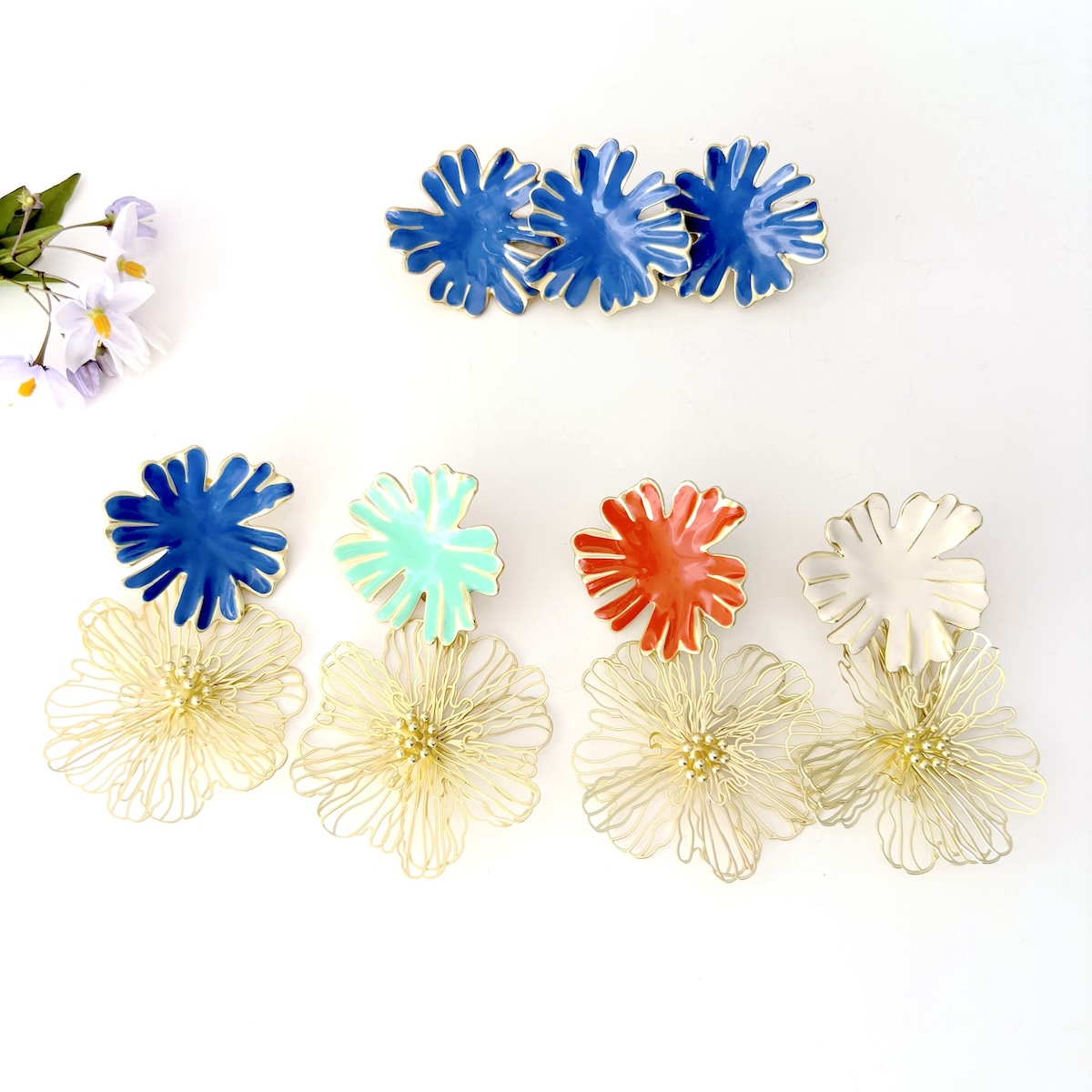 boucles doreille 3 en 1 personnalisable avec un clou émaillé bleu outremer et un pendentif doré à l'or fin très léger