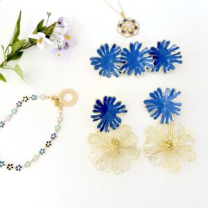 boucles doreille 3 en 1 personnalisable avec un clou émaillé bleu outremer et un pendentif doré à l'or fin très léger