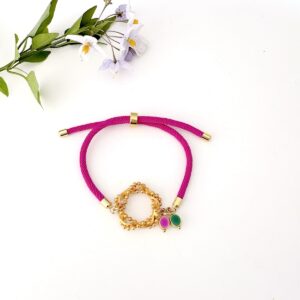 bracelet cordon ajustable rose fuschia et petits pendentifs rose et vert