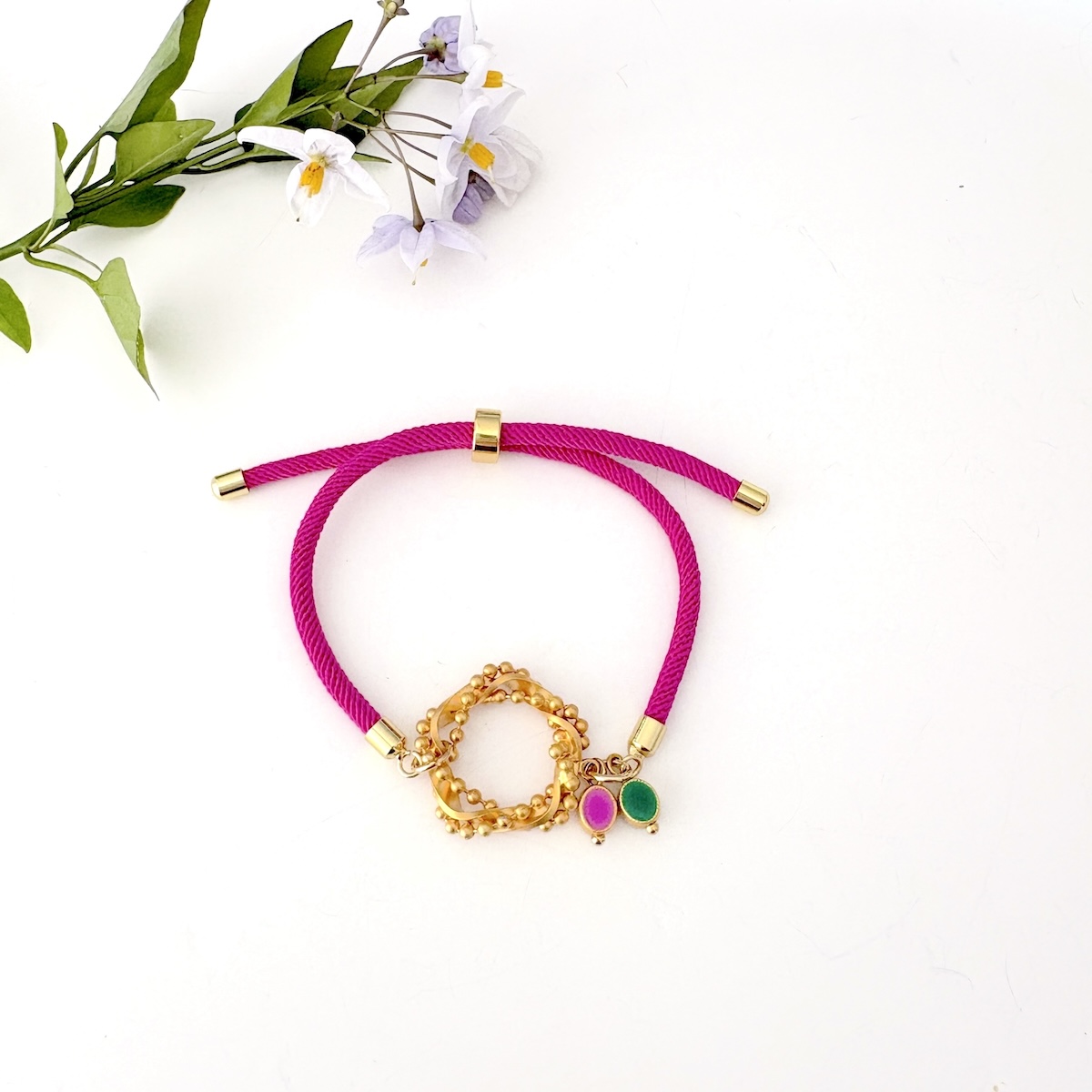 bracelet cordon ajustable rose fuschia et petits pendentifs rose et vert
