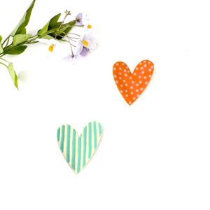 broche en forme de coeur style flashy printanier et gai