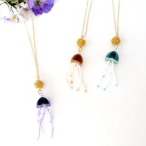 sautoir bord de mer pendentif dore a l or fin avec des meduses finement perlees