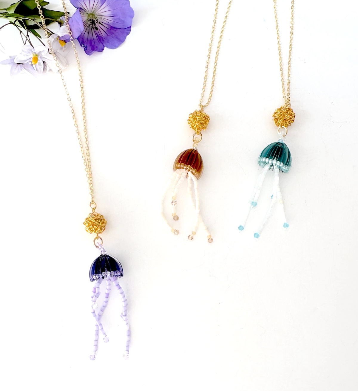 sautoir bord de mer pendentif dore a l or fin avec des meduses finement perlees