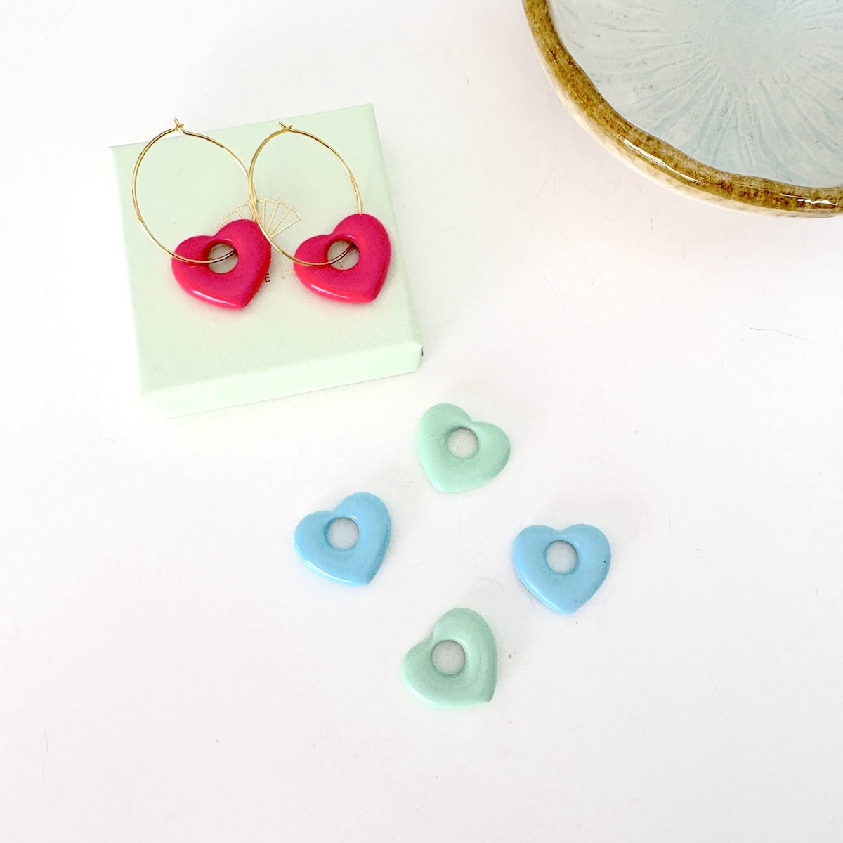 creoles dorees à l'or fin rose fluo minimalistes forme de coeur
