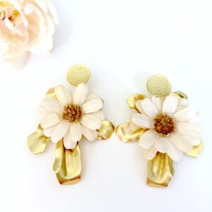 boucles d oreille xxl fleuries tres originales a porter sur clou ou clip tres confortable