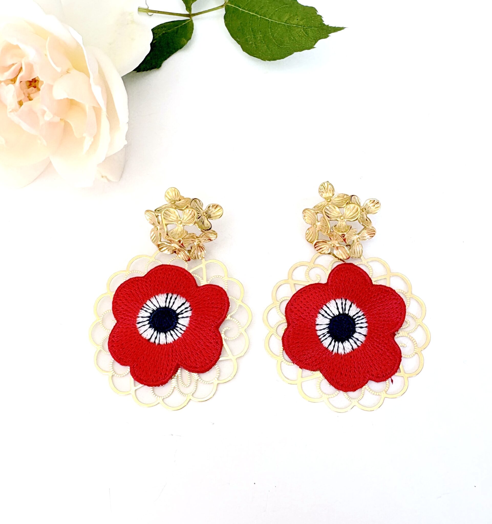 boucles d'oreille élégantes dorées à l'or fin en forme de fleur rouge avec une jolie attache fleurie dorée