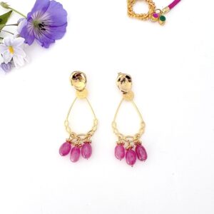 boucles d oreille dorees a l or fin avec des jolies pierres rose fuschia boucles pendantes elegantes