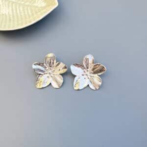 Boucles d'oreille fleur argentée
